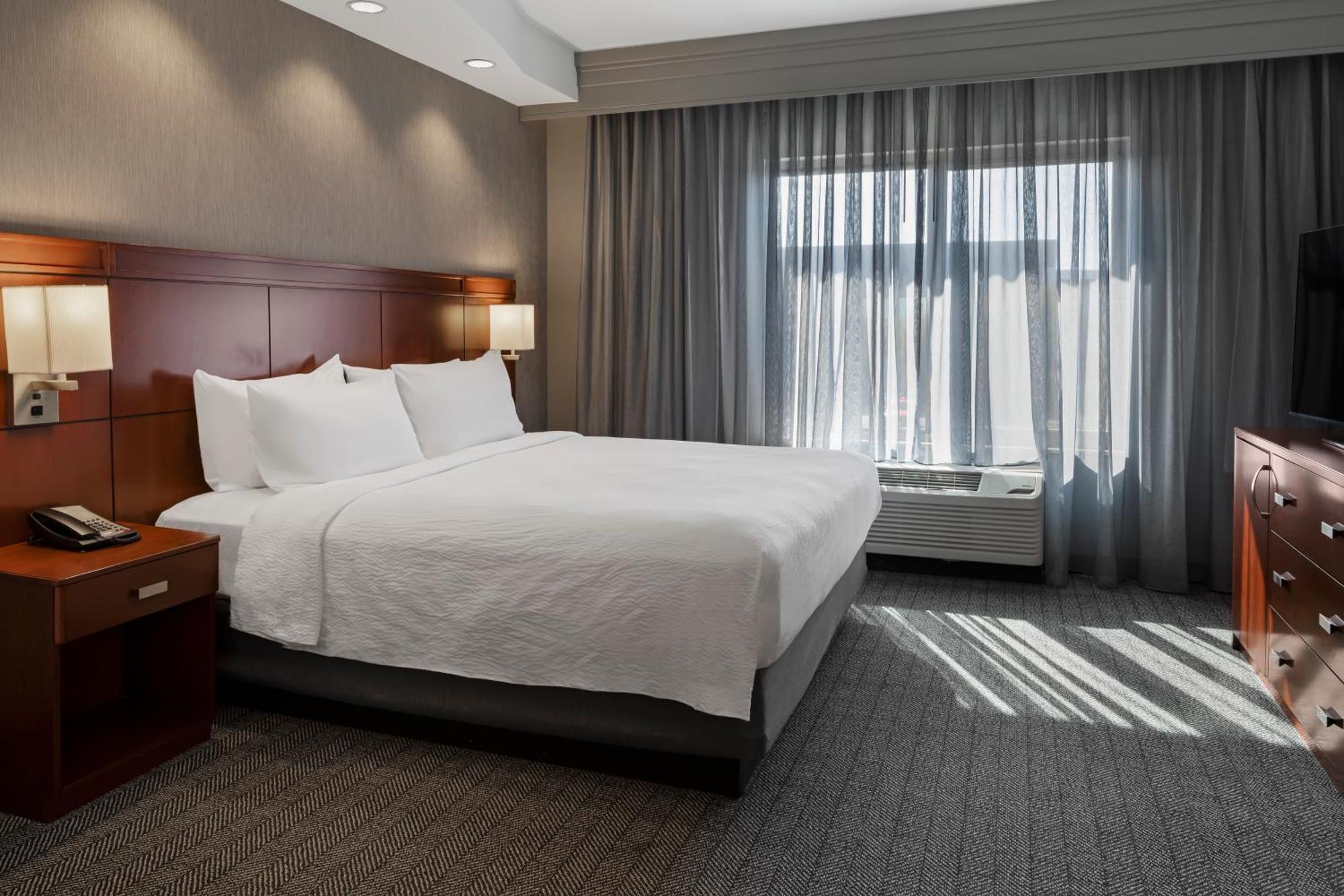 Courtyard Long Airport Hotel 3*