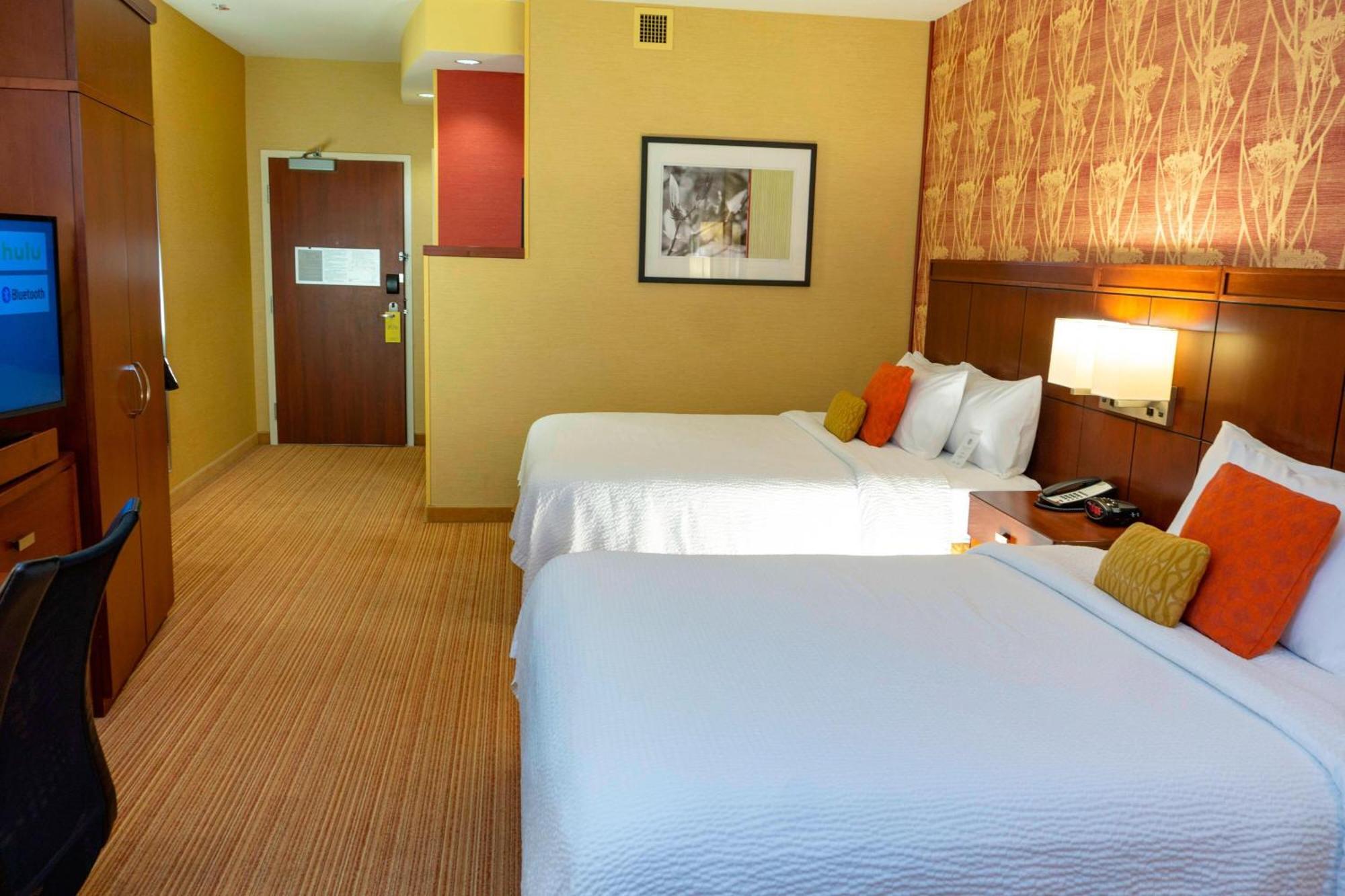 Hotel Courtyard Long Airport 3*