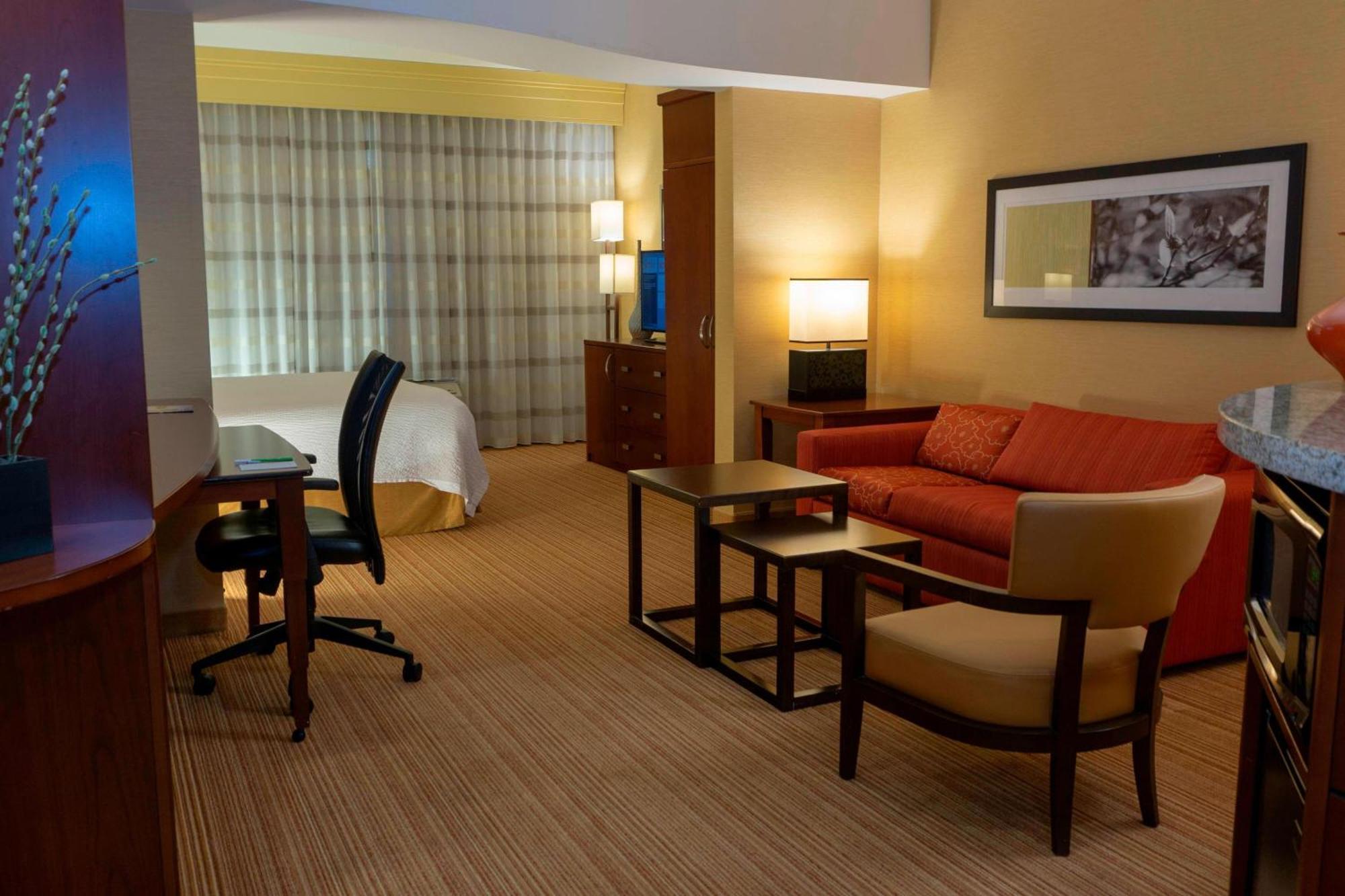 Courtyard Long Airport 3*
