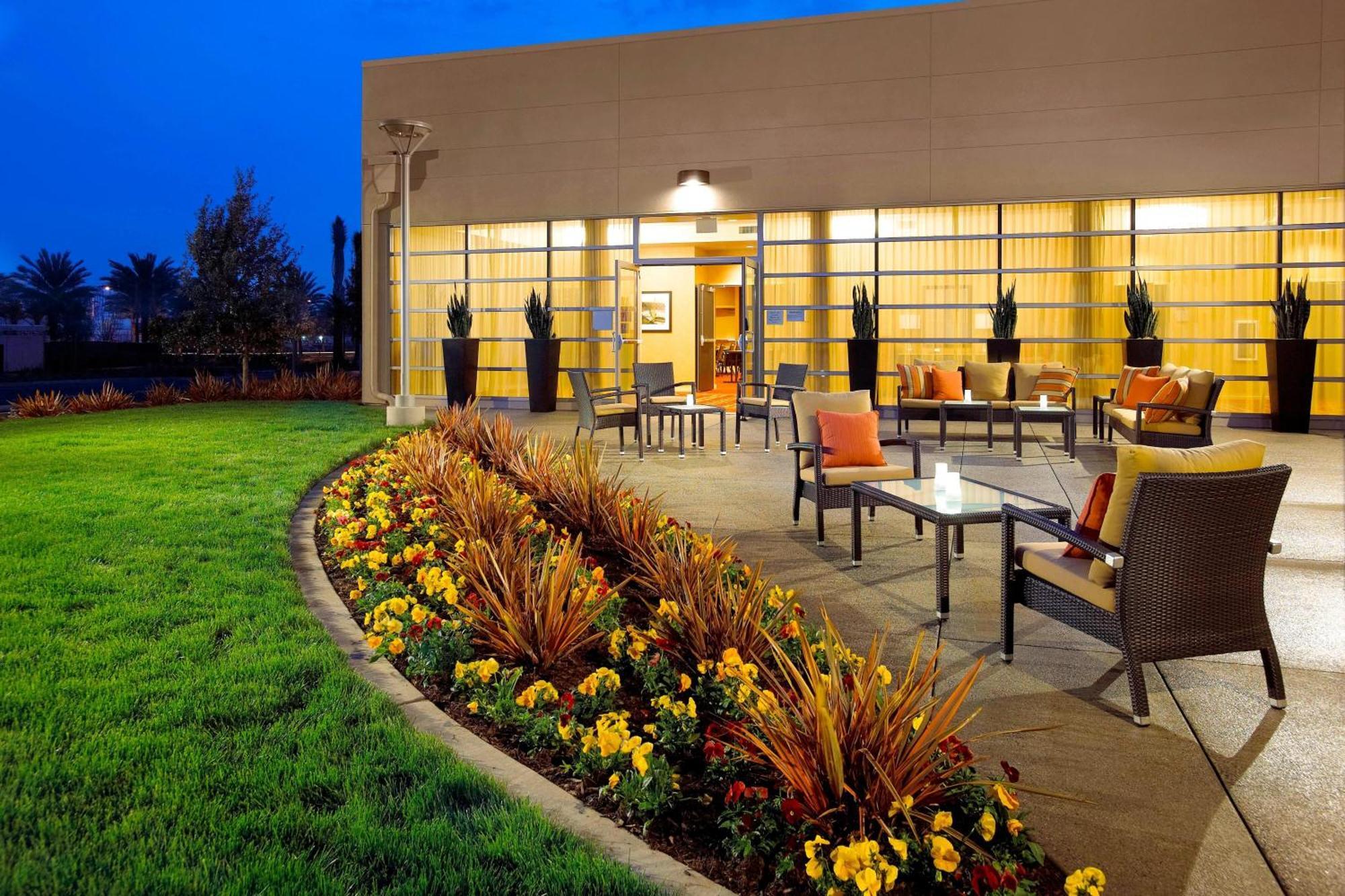 Courtyard Long Airport Long Beach
