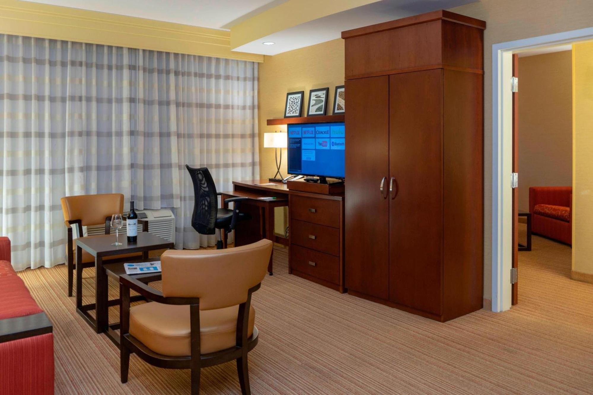 Courtyard Long Airport Hotel 3*