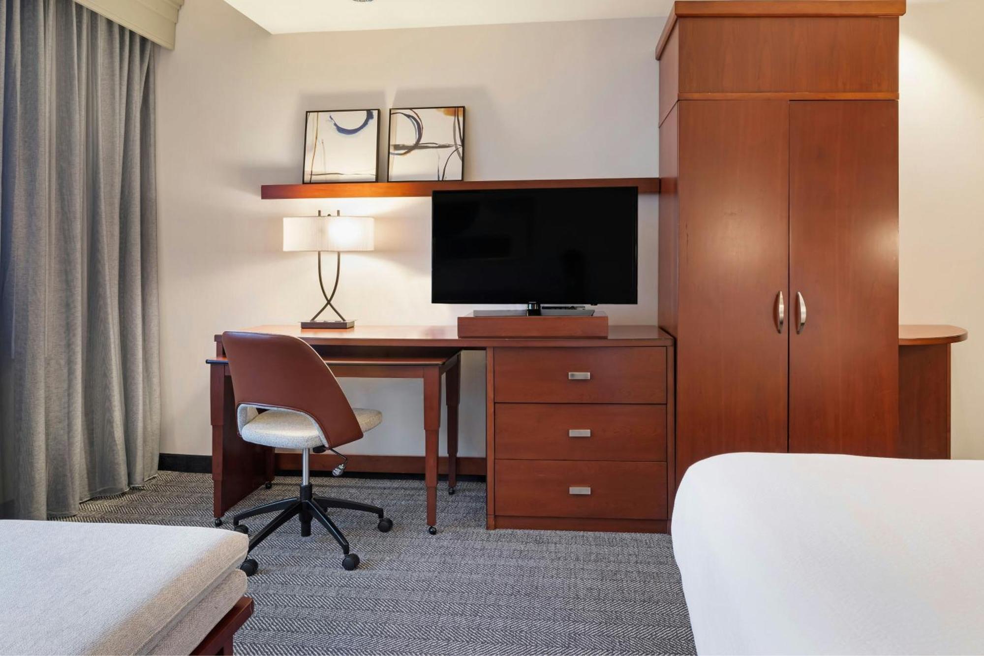 Courtyard Long Airport Hotel 3*